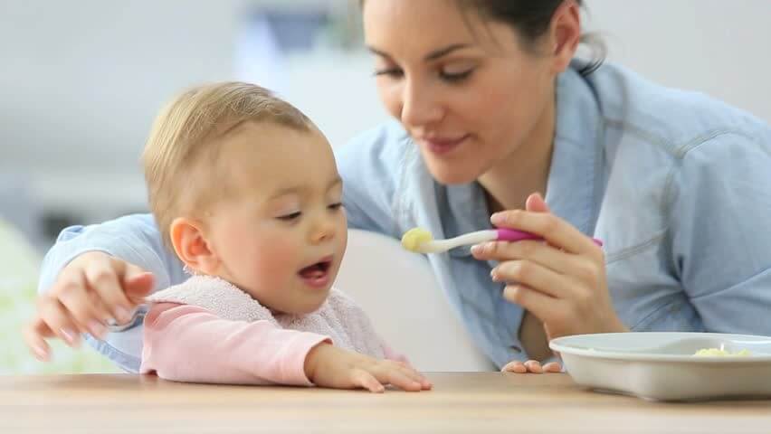 دادن غذای جامد به نوزاد